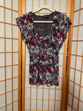 New York & Co Women’s Size M Floral Scoop Neck Short Sleeve Top Gray & Burgundy